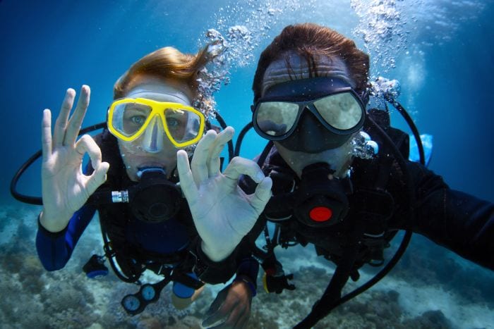 Scuba-diving-couple-honeymoon-SS-700